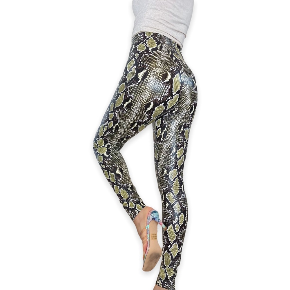 Commando Snake Print Leggings in Black, Gray & Yellow - Picture 9 of 16